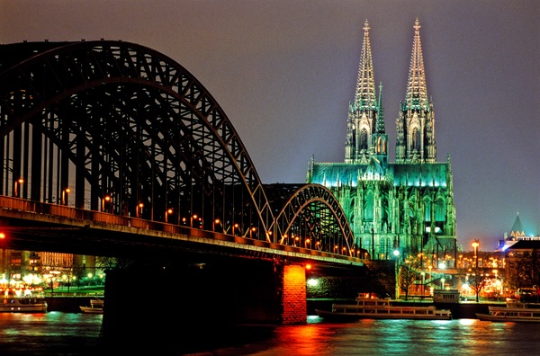 DECGN - Cologne - Hohenzollern Bridge and Cathedral _1248-1880_, Evening - Credits GNTB McDonald Jim.jpg